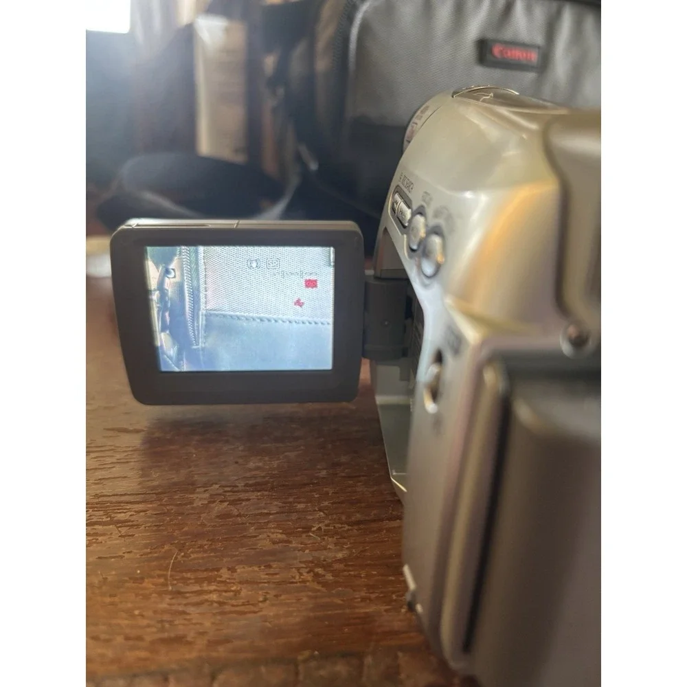 Canon ZR100 MiniDV Camcorder – Tested & Working – w/ Case, Manual, Charger
